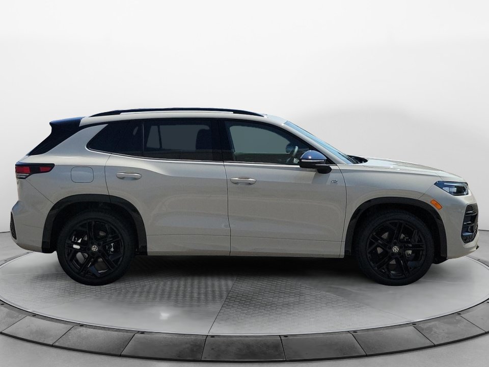 New 2026 Volkswagen Tiguan SE R-Line FWD image 8