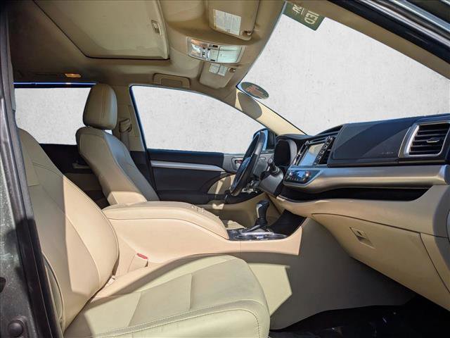 Used 2015 Toyota Highlander XLE AWD/4WD image 29
