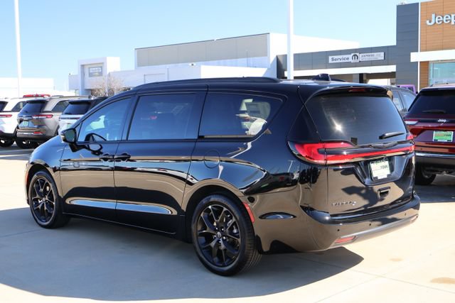 New 2026 Chrysler Pacifica Limited w/ Uconnect Theater Family Group FWD image 5