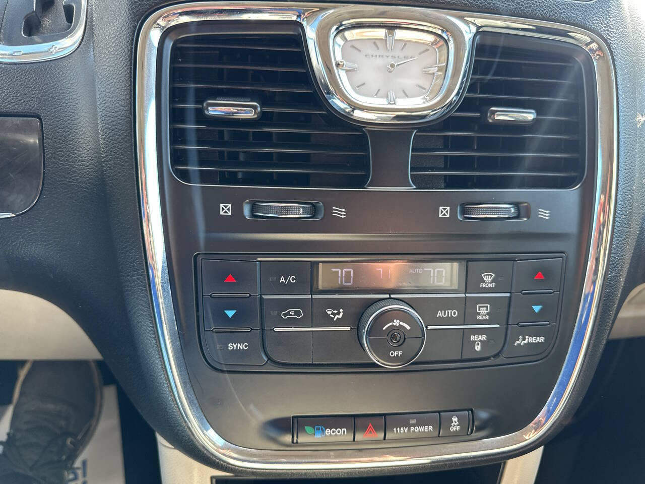 Used 2015 Chrysler Town & Country Touring image 23