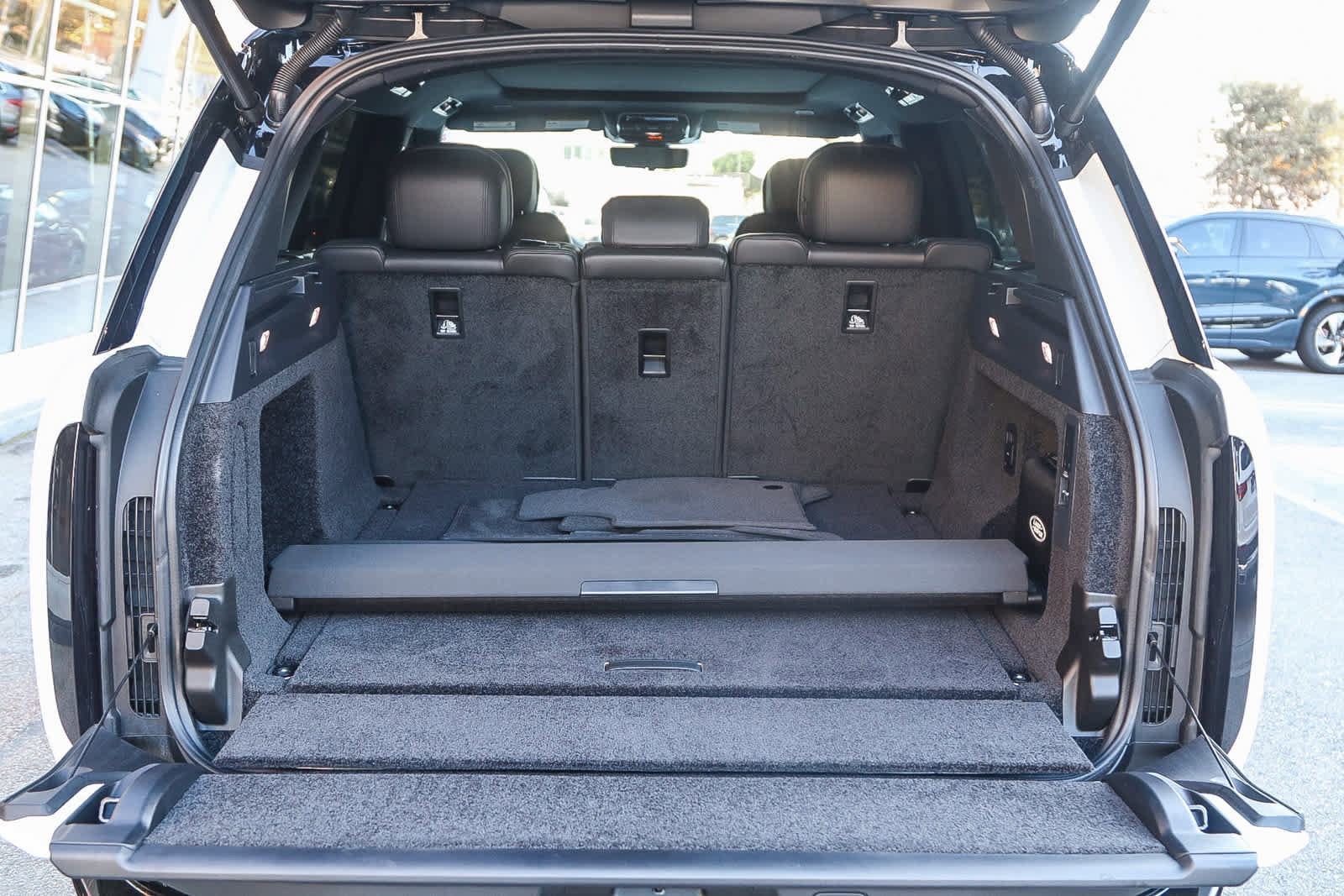 Used 2025 Land Rover Range Rover SE image 27