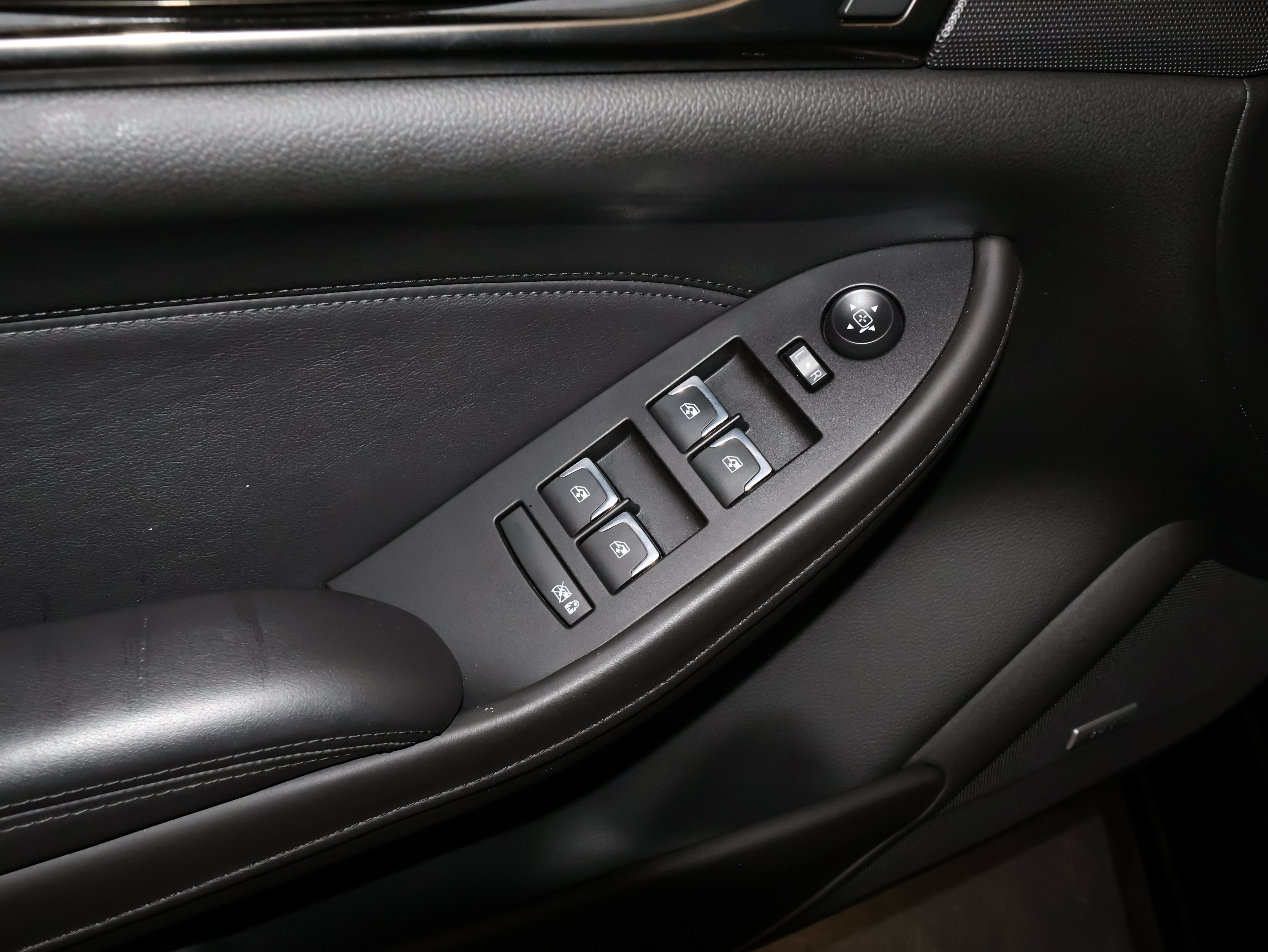 Used 2019 Cadillac CTS V w/ Luxury Package RWD image 18
