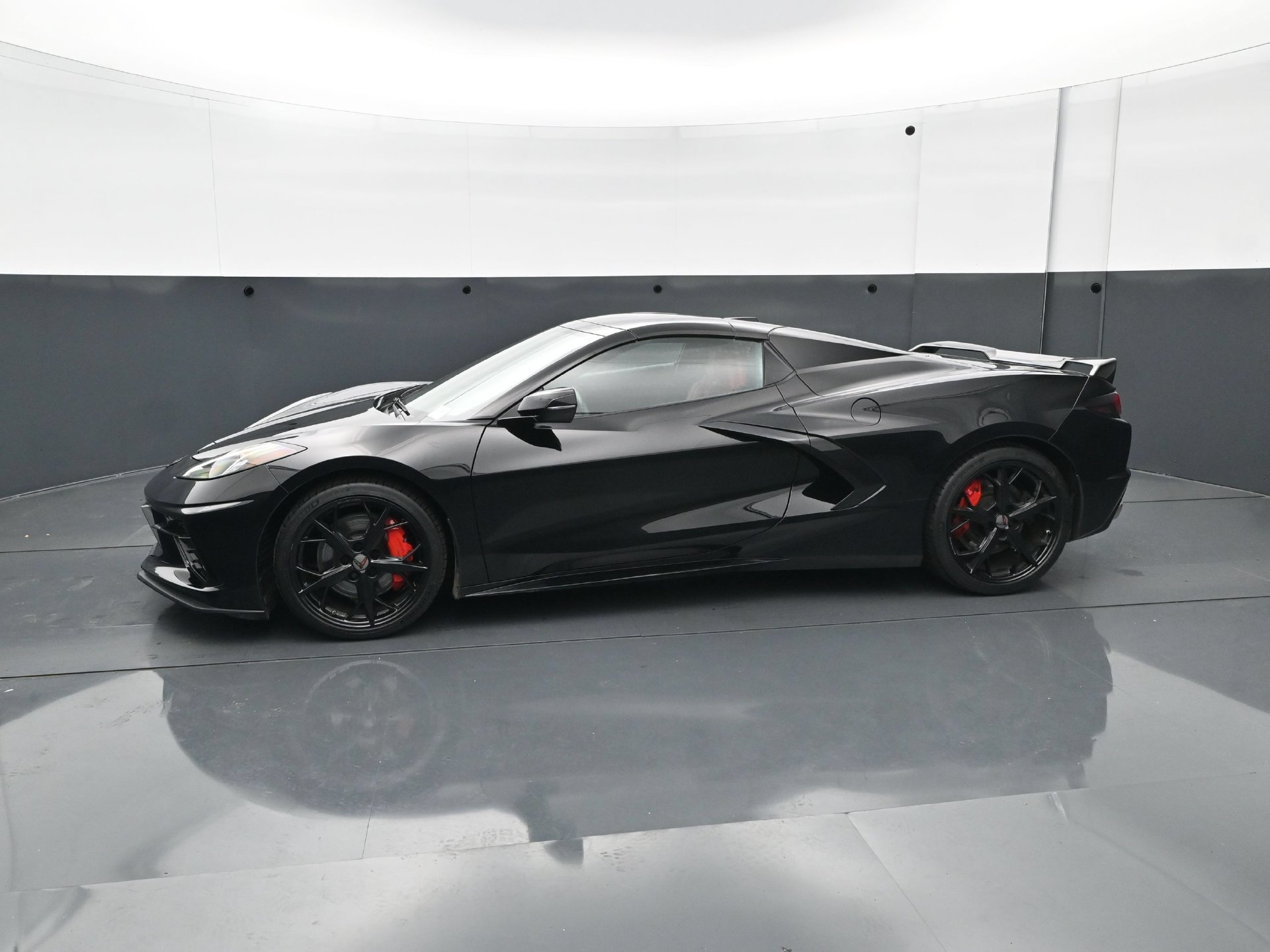 Used 2021 Chevrolet Corvette Stingray Convertible w/ Z51 Performance Package RWD image 3