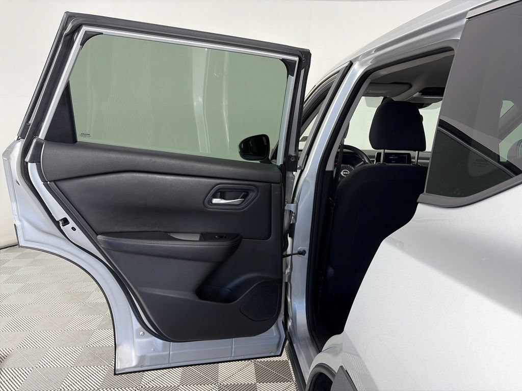 Used 2024 Nissan Rogue SV AWD/4WD image 12