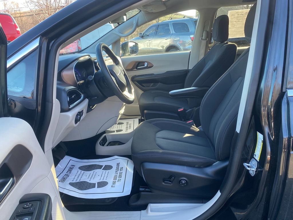 Used 2020 Chrysler Voyager LX image 12