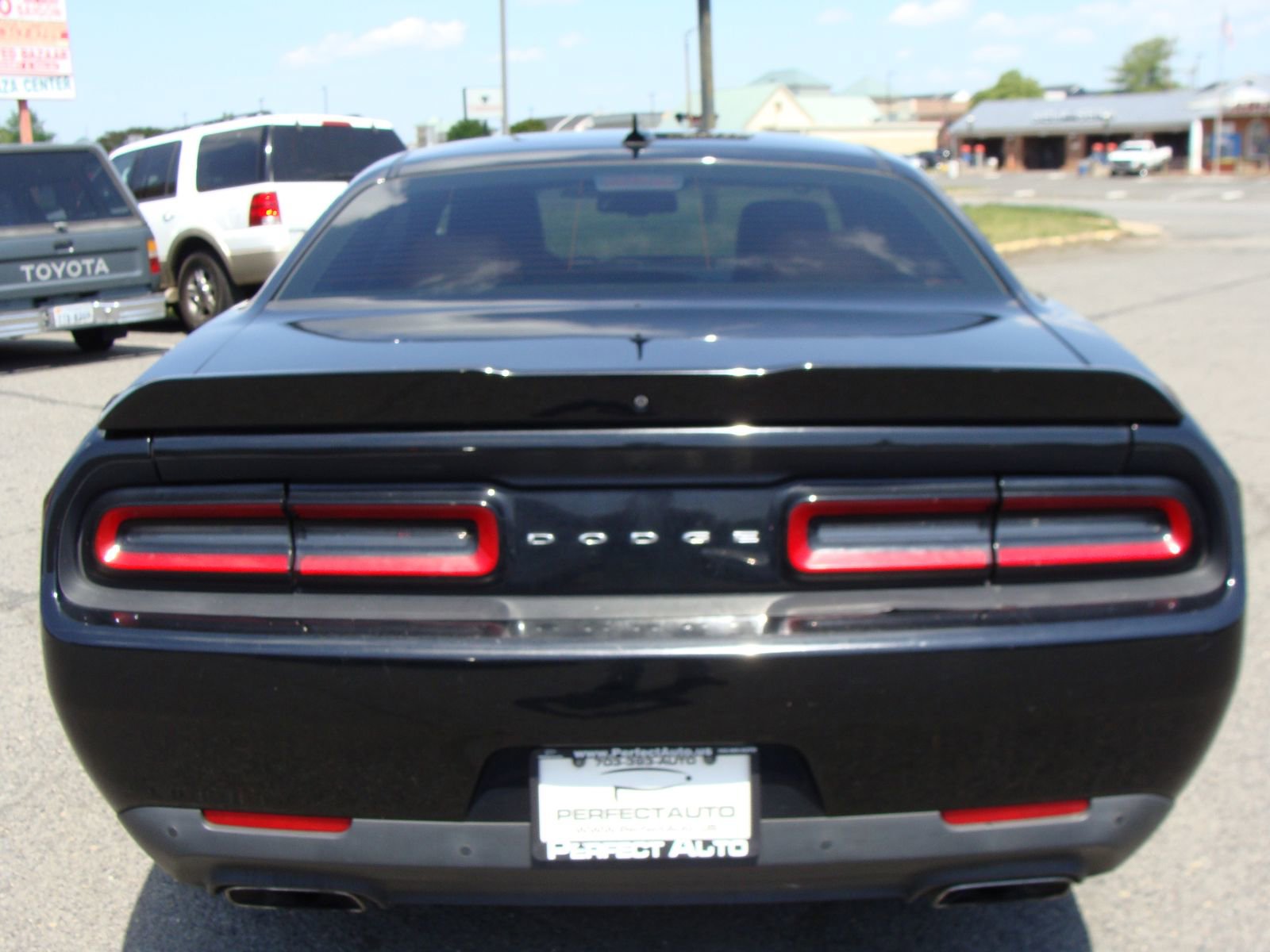 Used 2017 Dodge Challenger R/T w/ Driver Convenience Group RWD image 5