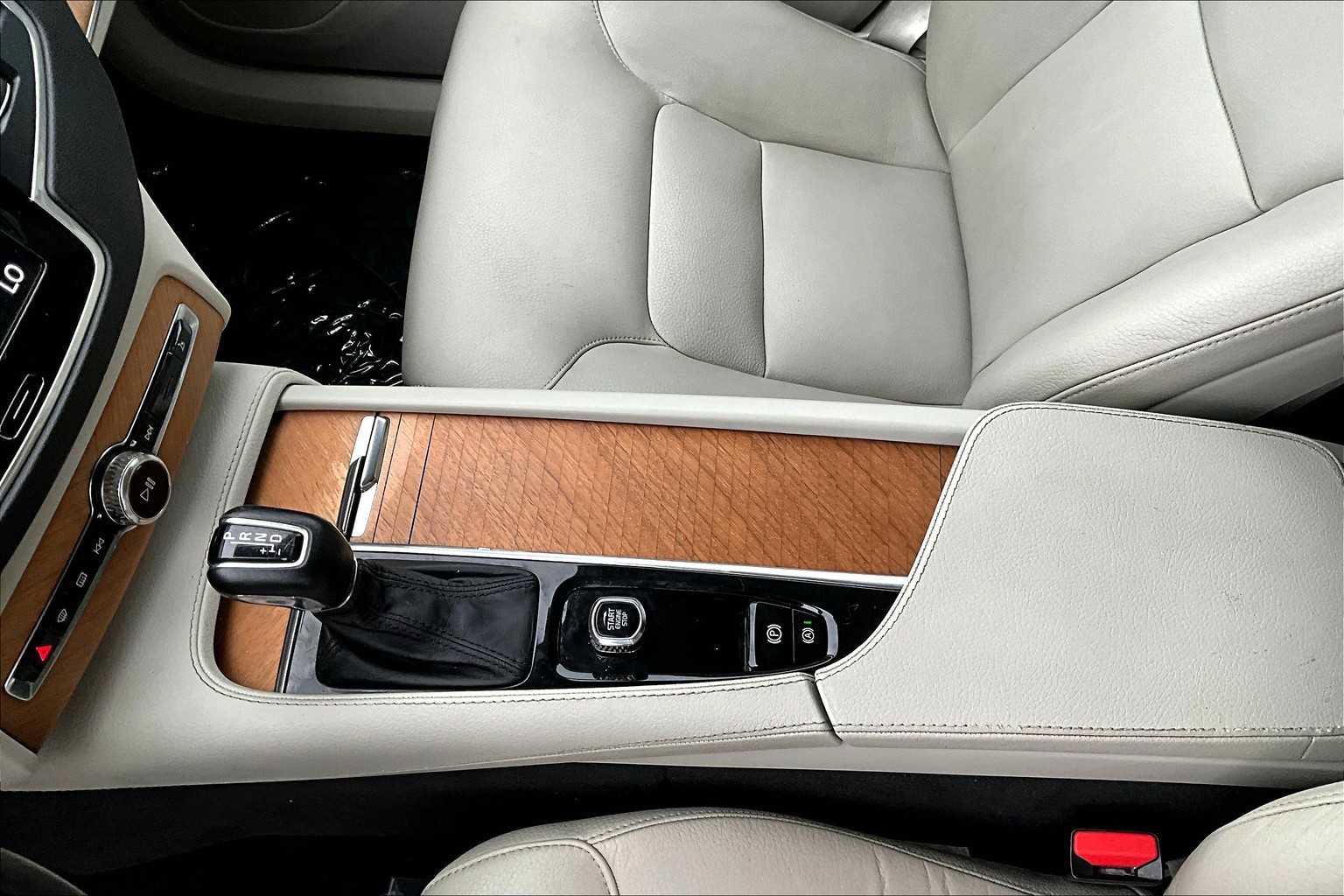 Used 2022 Volvo XC90 T6 Momentum w/ Climate Package image 17