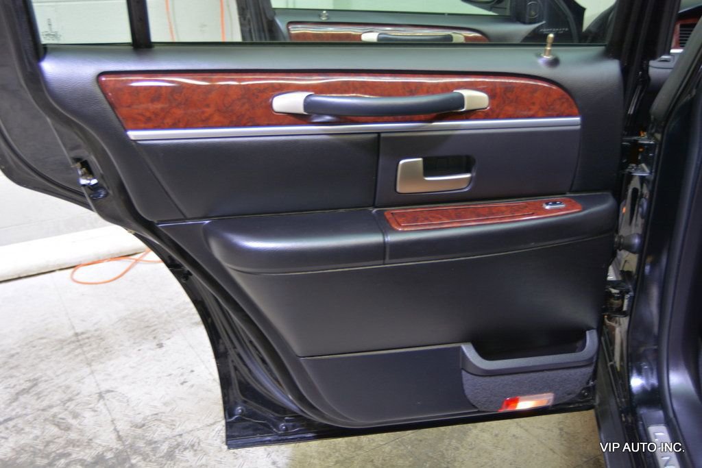 Used 2005 Lincoln Town Car Signature Limited image 9