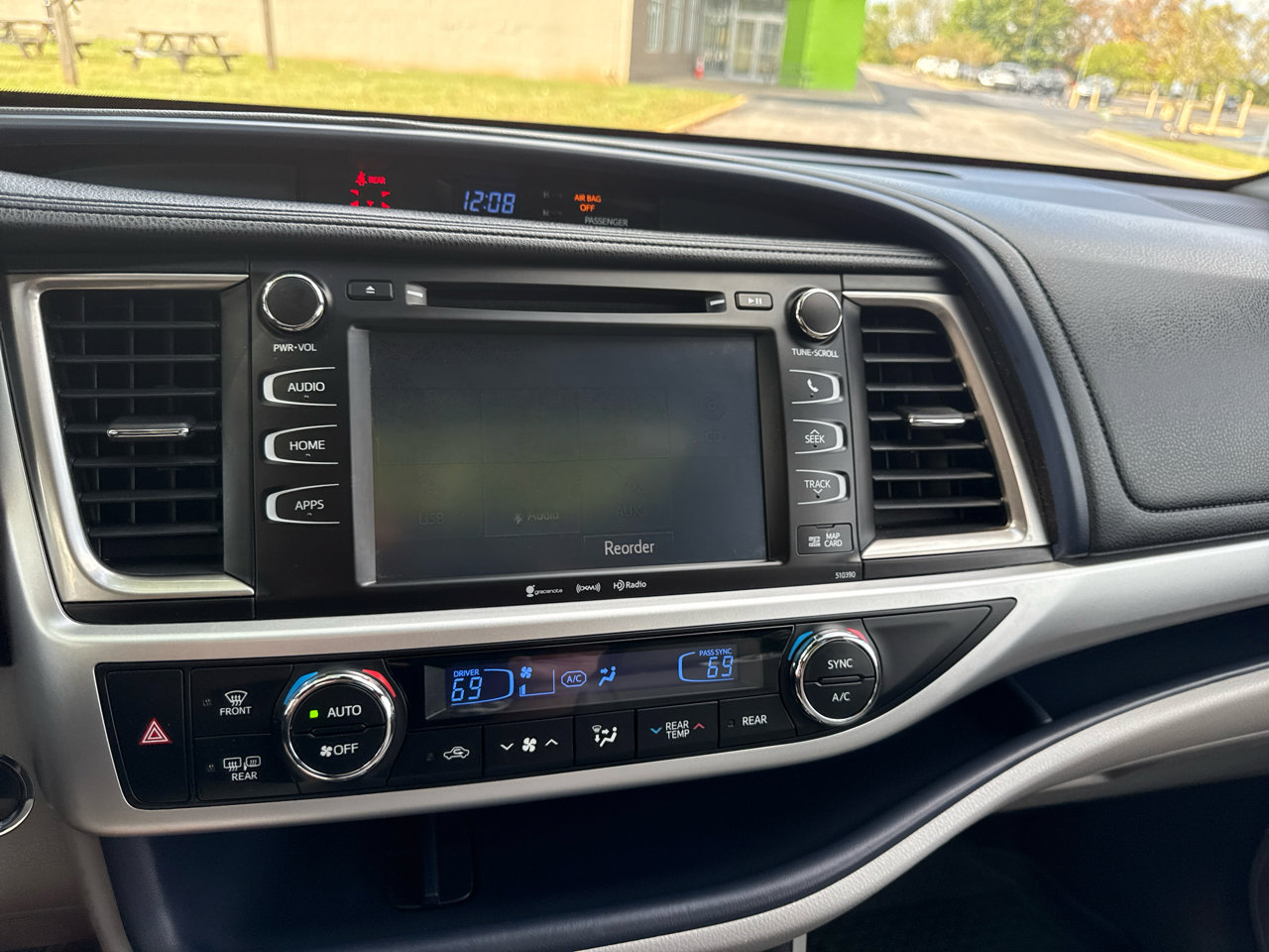 Used 2019 Toyota Highlander XLE image 18