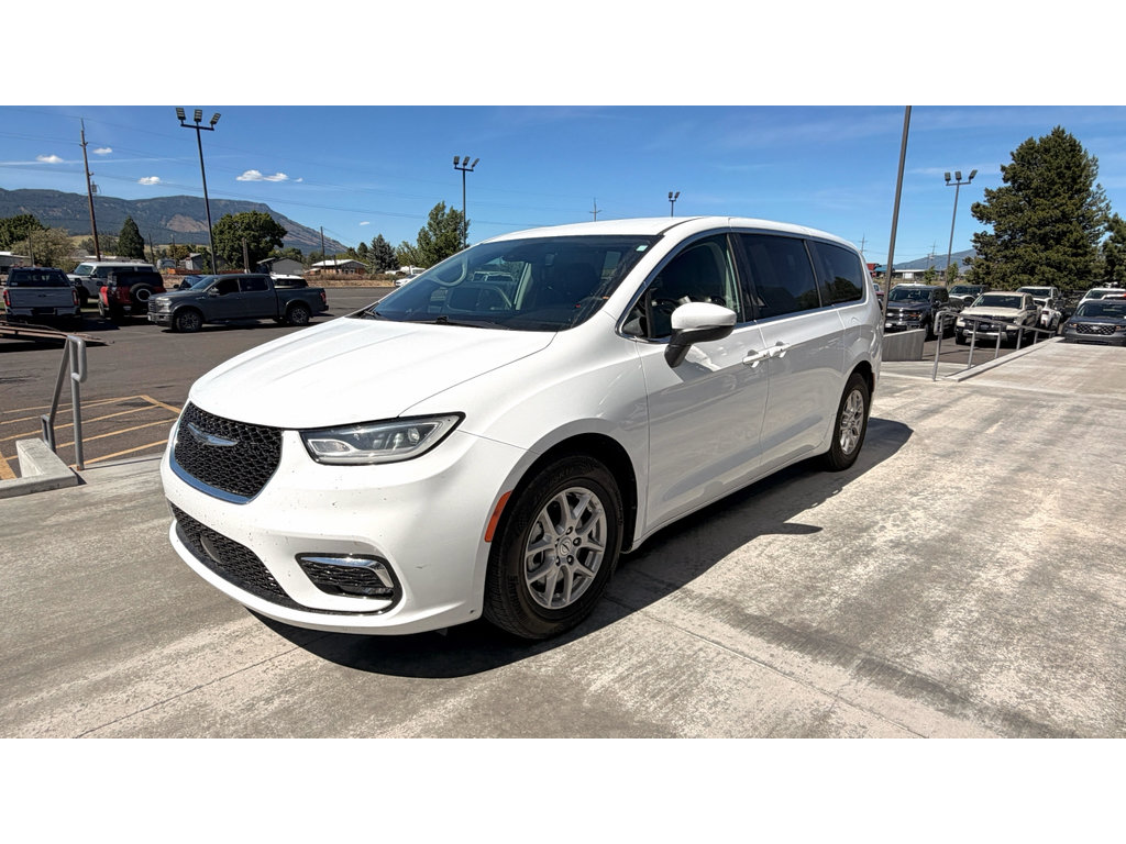 Used 2023 Chrysler Pacifica Touring-L FWD image 5