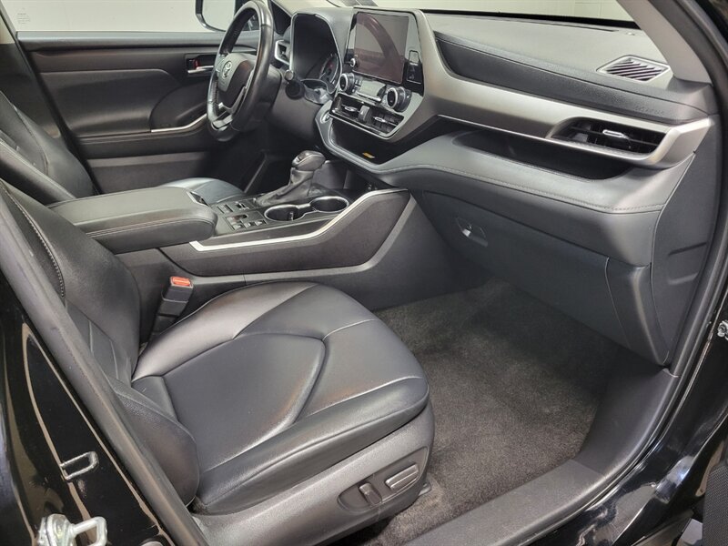Used 2024 Toyota Highlander XLE AWD/4WD image 42