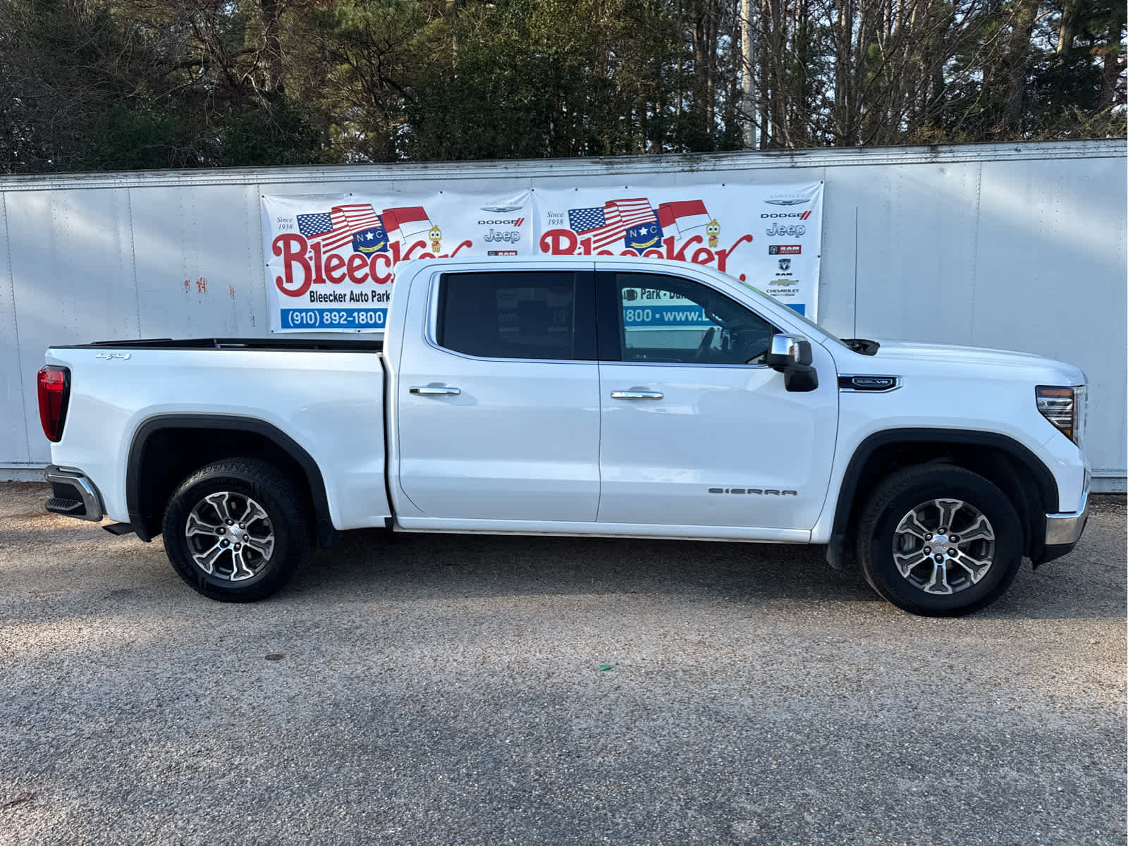 Used 2024 GMC Sierra 1500 SLT image 2
