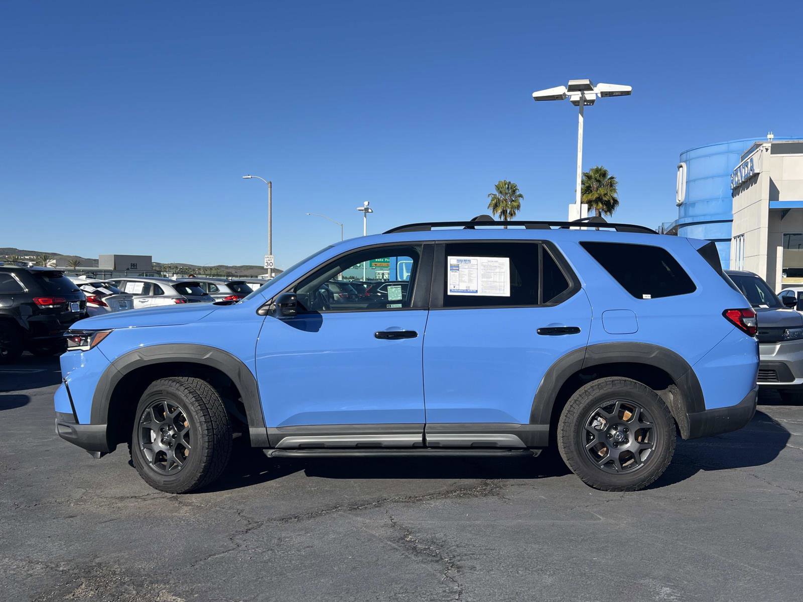 Used 2023 Honda Pilot TrailSport image 2