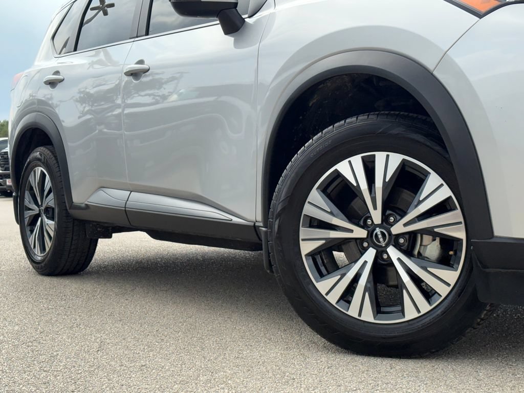 Used 2022 Nissan Rogue SV FWD image 2
