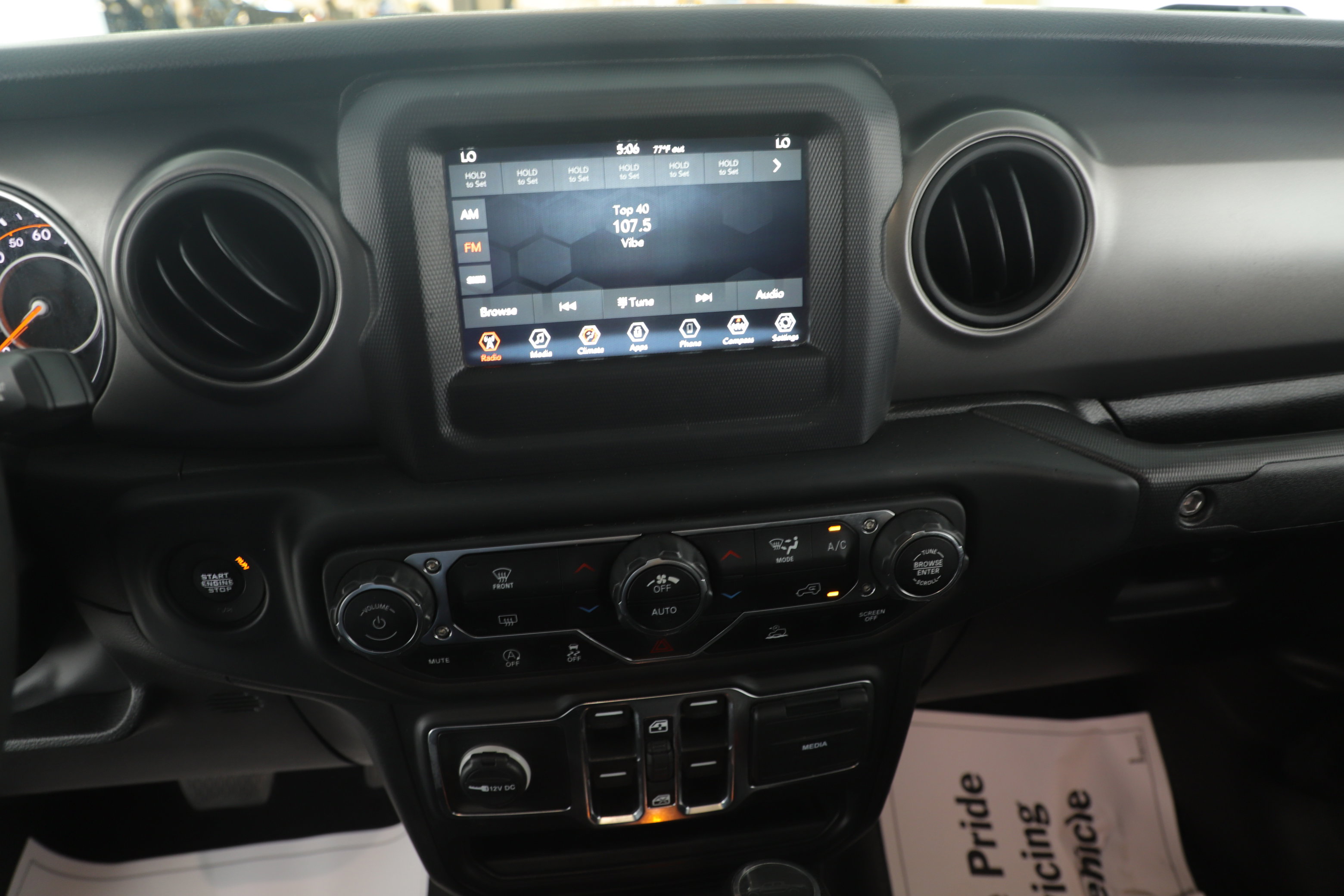 Used 2023 Jeep Gladiator Willys image 12