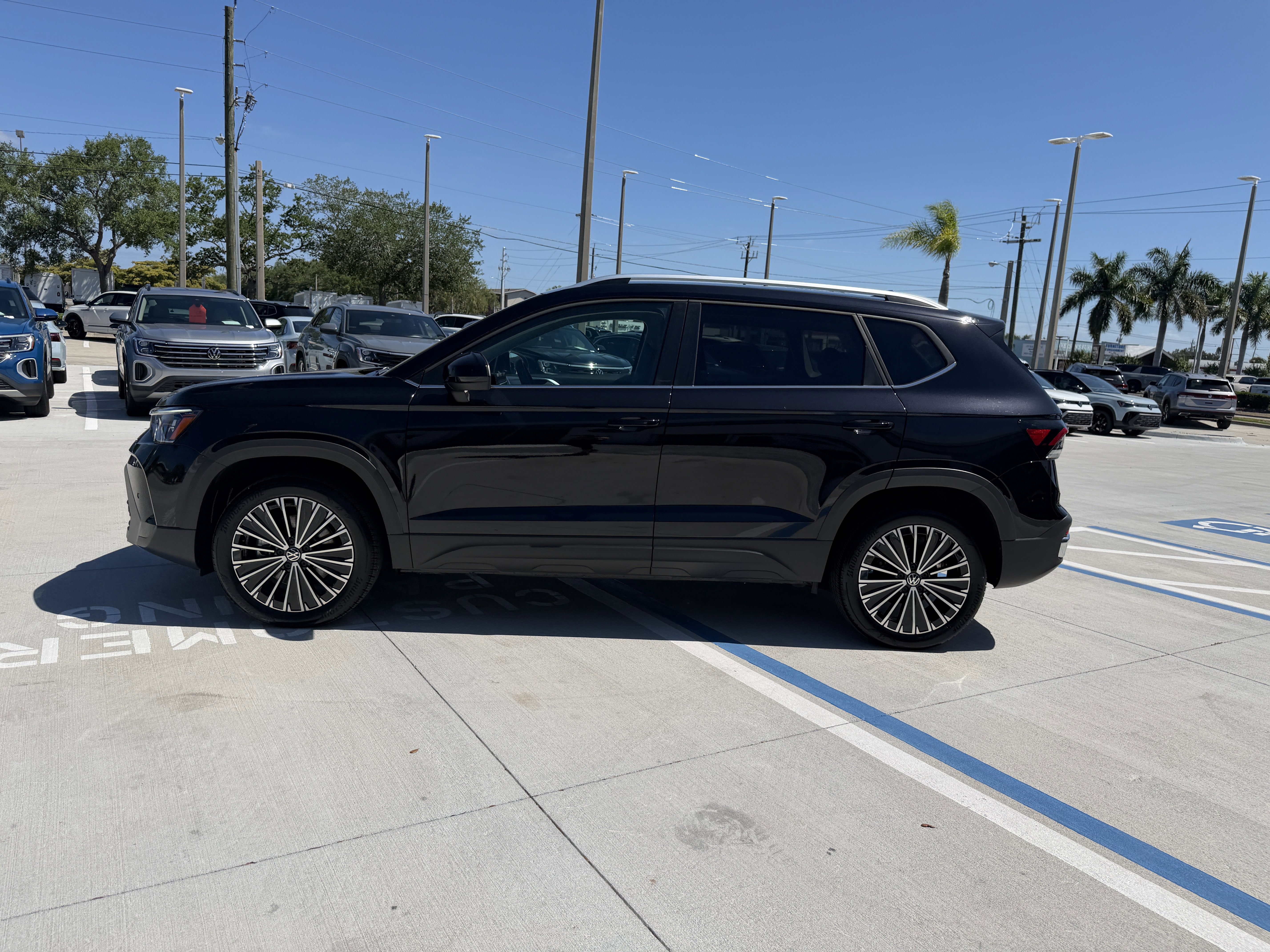 Used 2025 Volkswagen Taos SE FWD image 6