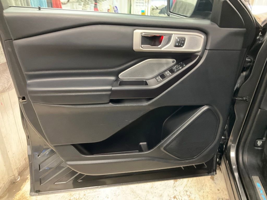 Used 2020 Ford Explorer Platinum w/ Premium Technology Package image 10