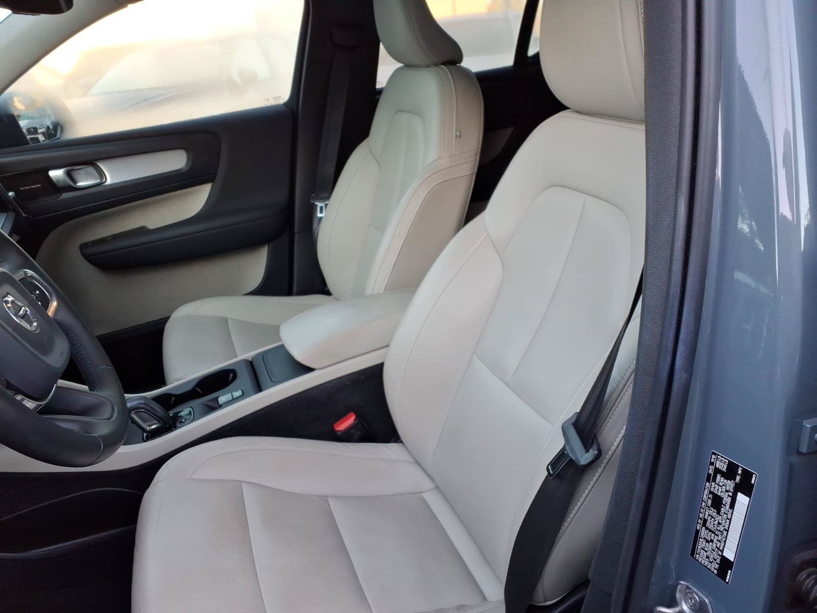 Used 2020 Volvo XC40 T5 Momentum w/ Protection Package Premier AWD/4WD image 18