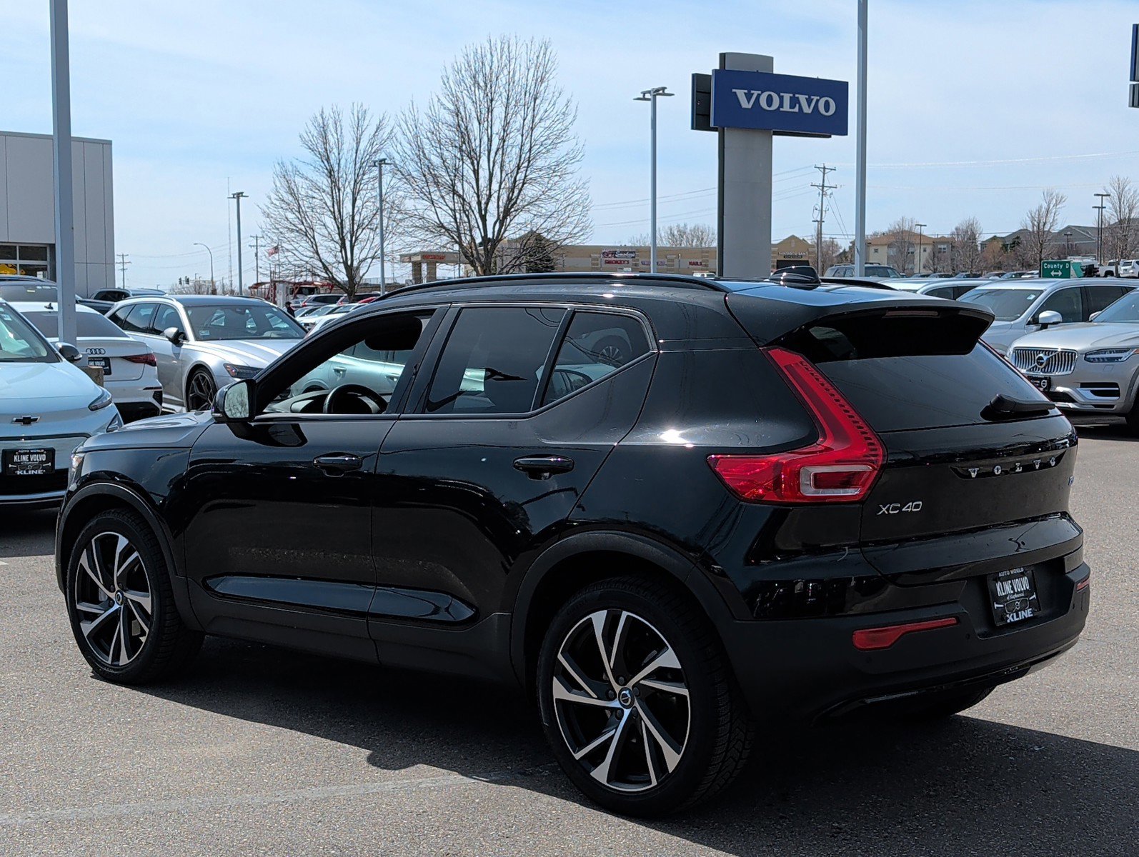 Used 2022 Volvo XC40 T5 R-Design image 5