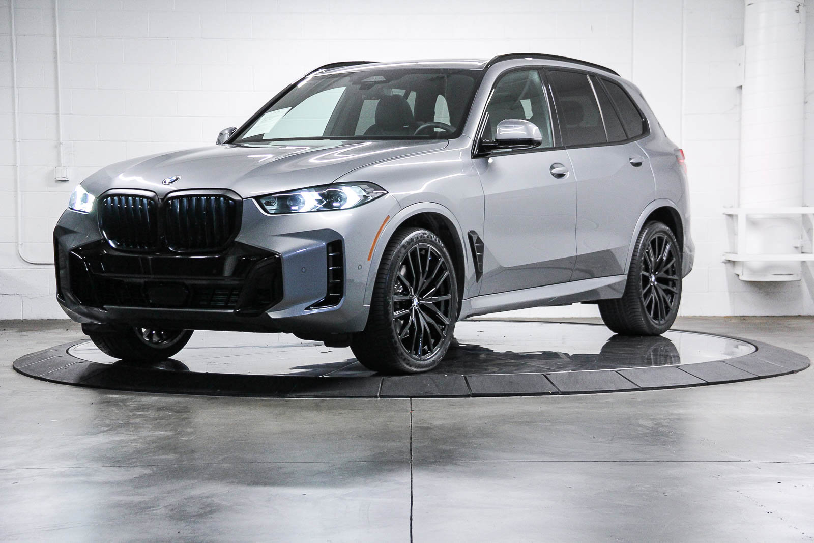 Certified 2024 BMW X5 sDrive40i w/ M Sport Package image 3