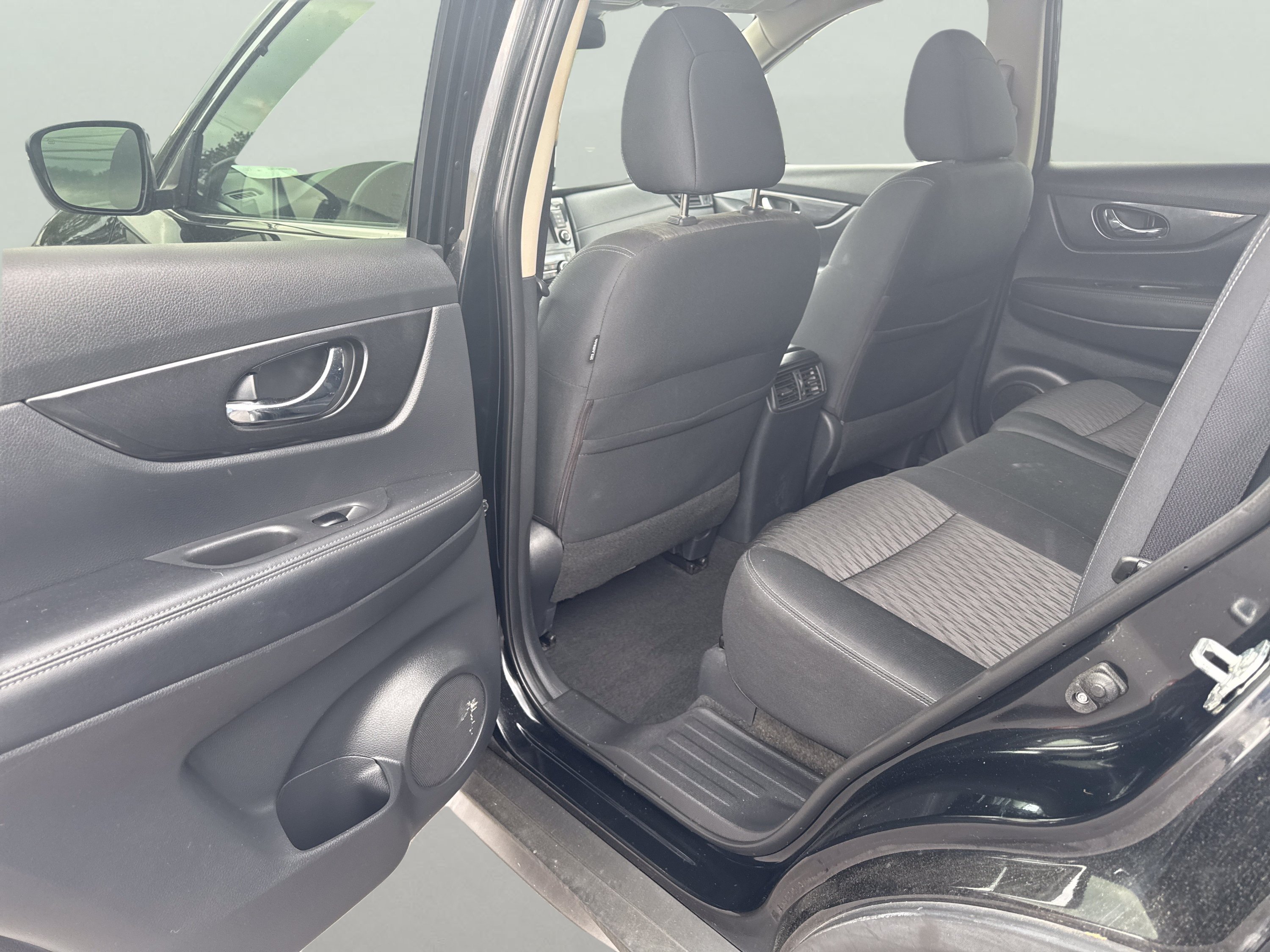 Used 2019 Nissan Rogue SV AWD/4WD image 19