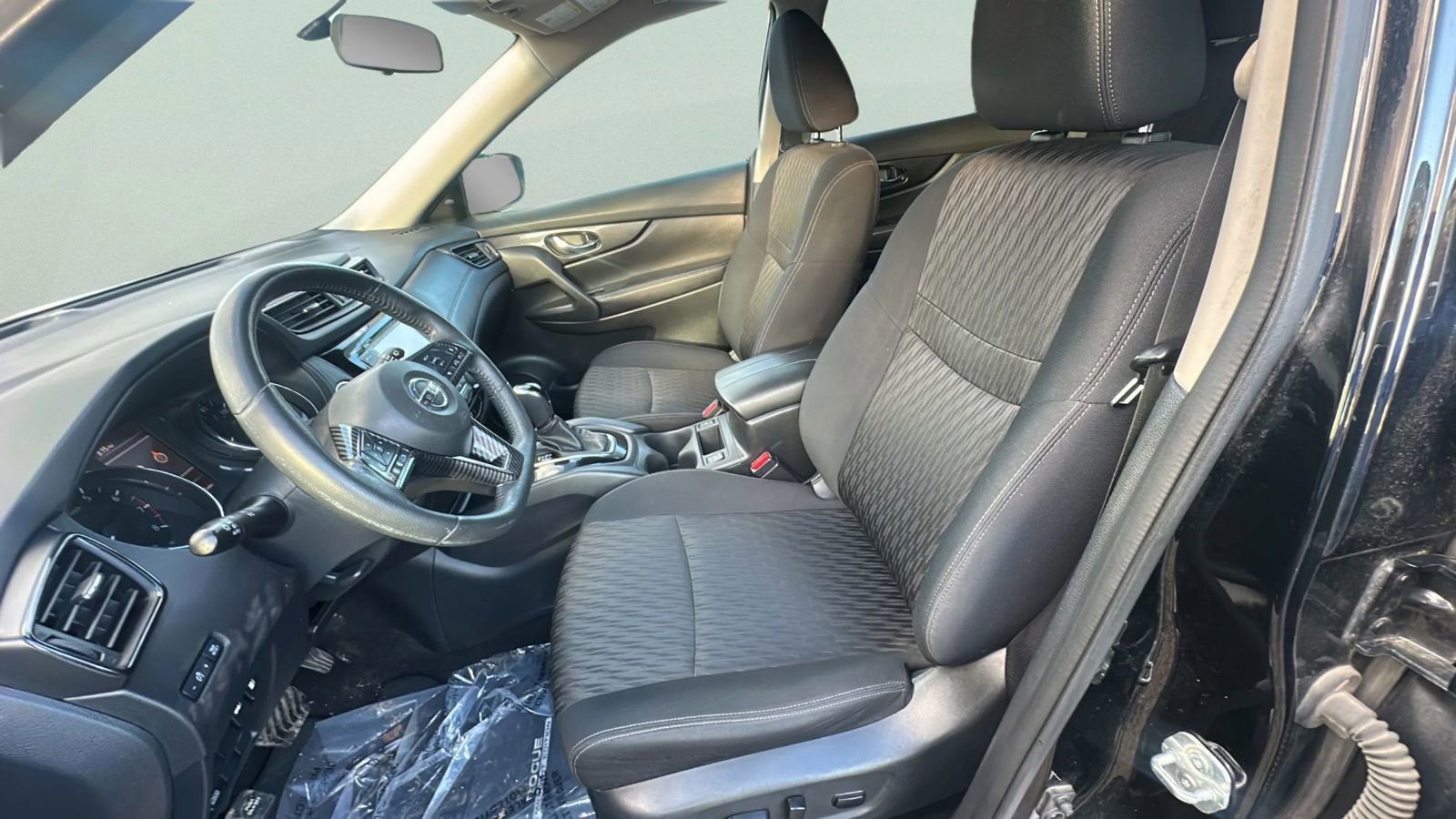 Used 2018 Nissan Rogue SV w/ Premium Package image 9