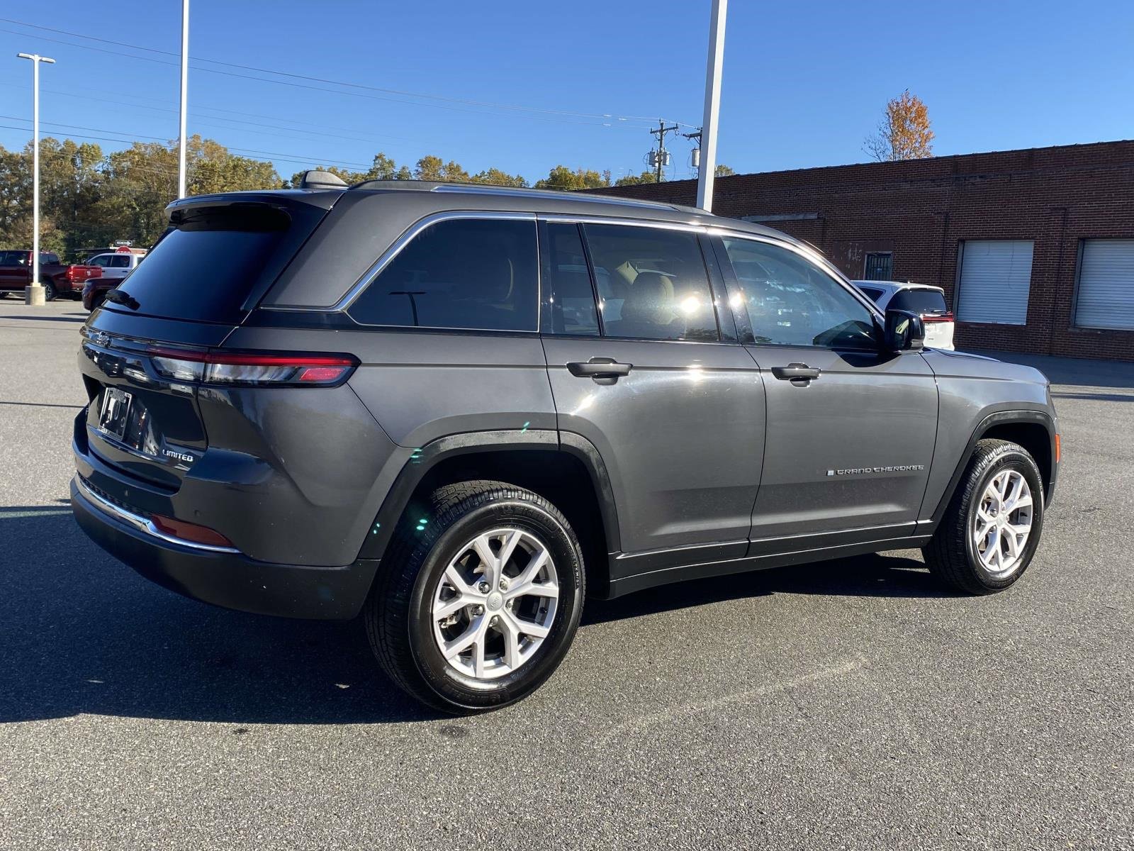 Used 2022 Jeep Grand Cherokee Limited image 7