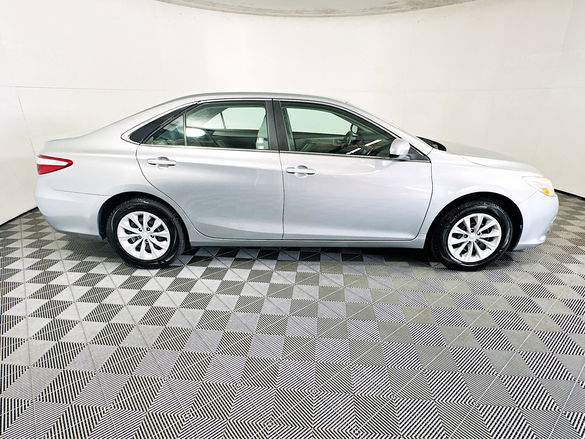 Used 2017 Toyota Camry LE image 2