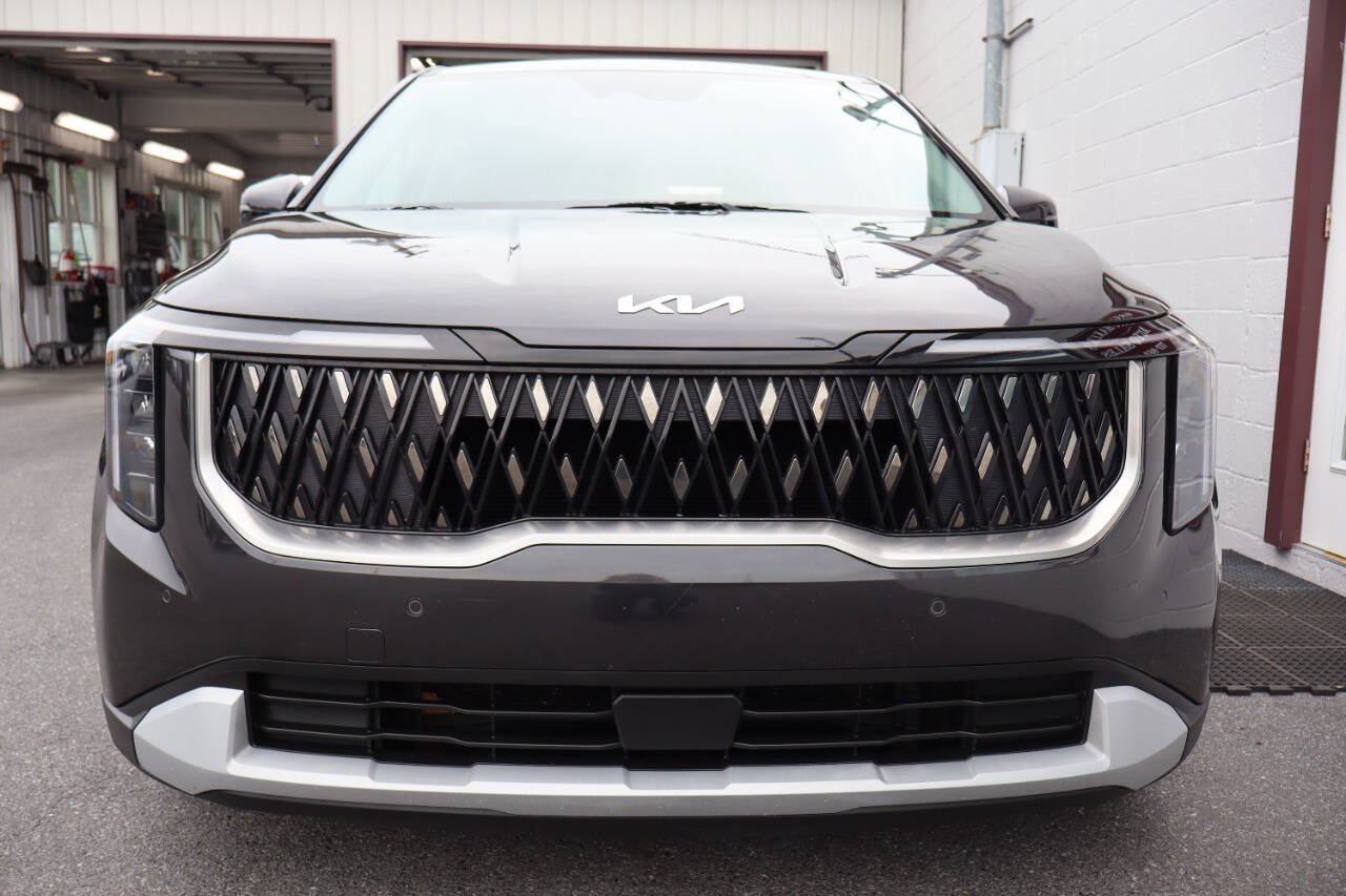 Used 2025 Kia Carnival FWD image 2