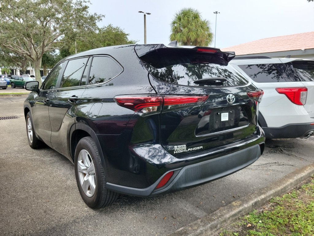 Used 2024 Toyota Highlander LE FWD image 6