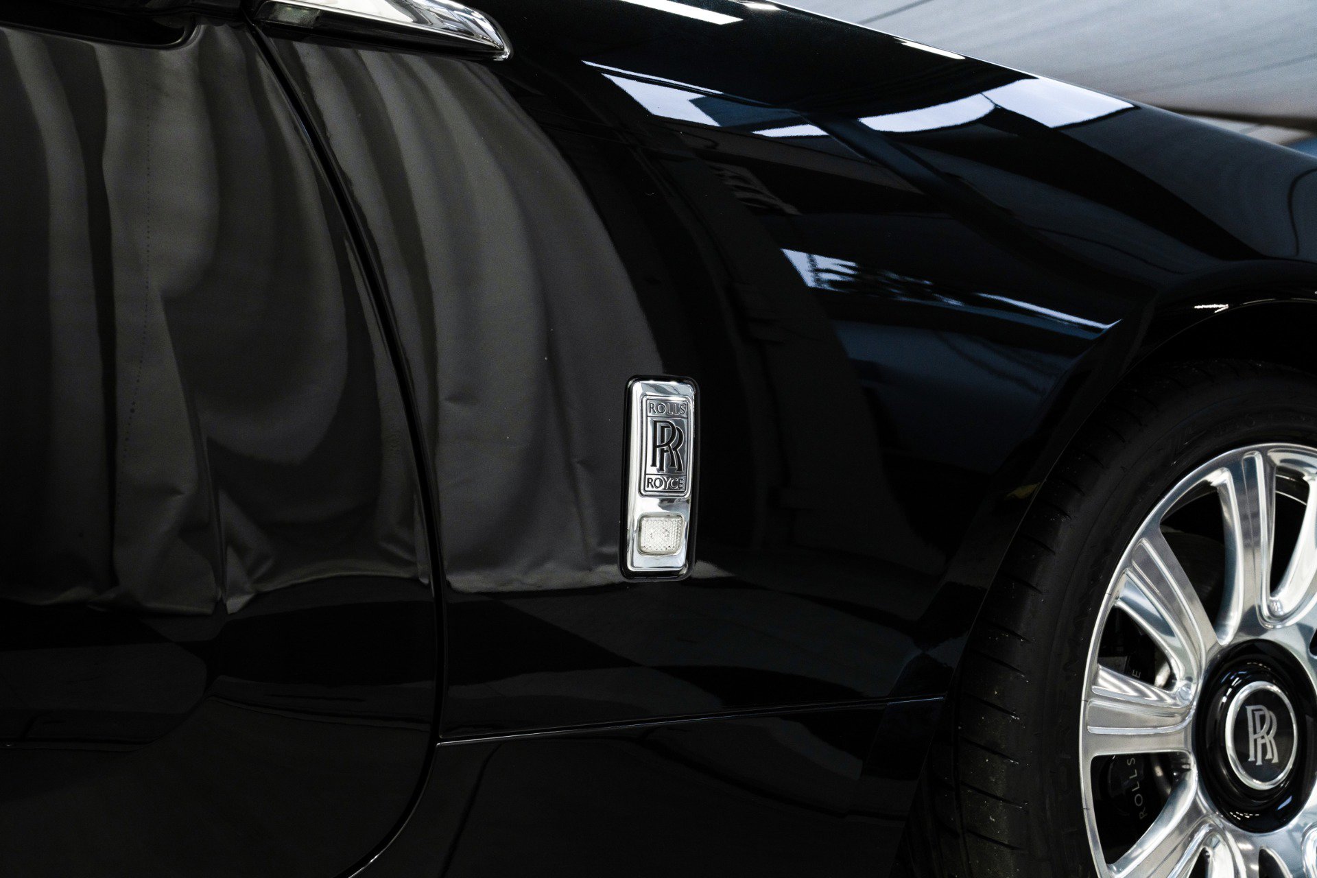 Used 2017 Rolls-Royce Dawn RWD image 37