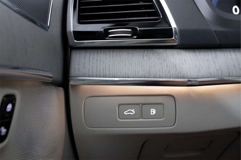 Certified 2025 Volvo XC90 T8 Plus w/ Protection Package Premier image 24