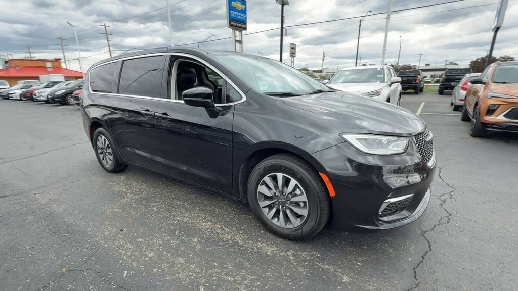 Used 2024 Chrysler Pacifica Limited FWD image 2