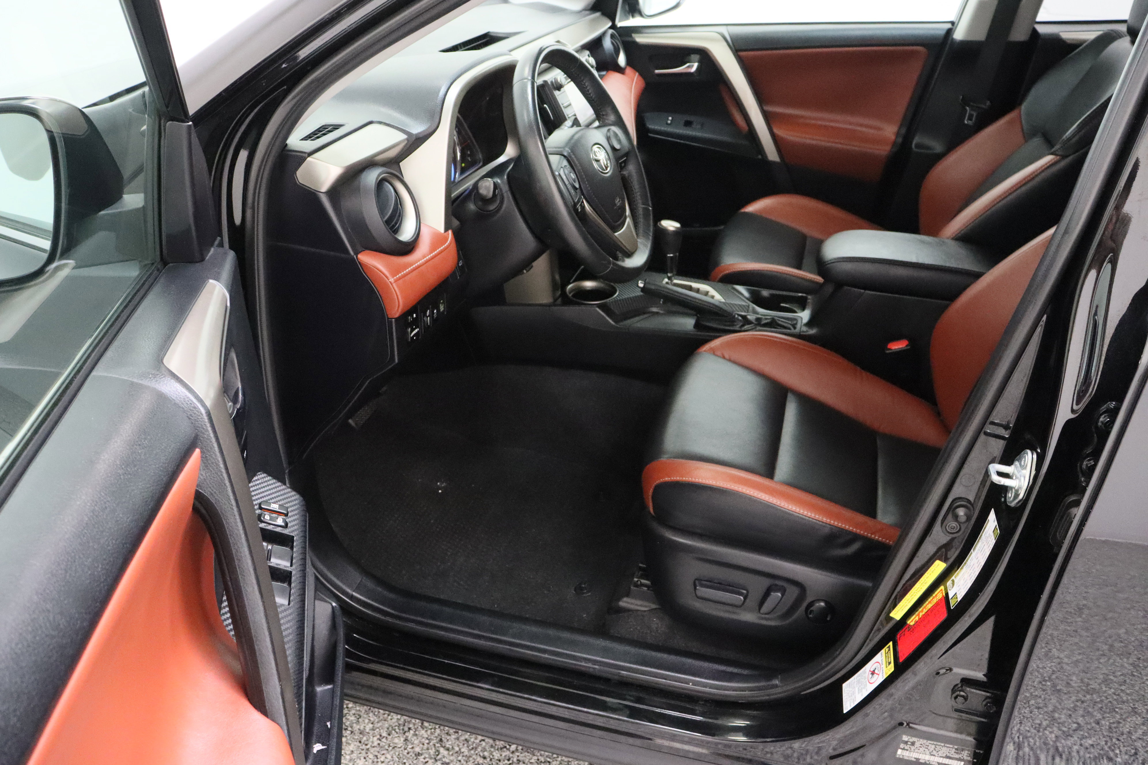 Used 2015 Toyota RAV4 Limited w/ Technology Package FWD image 14