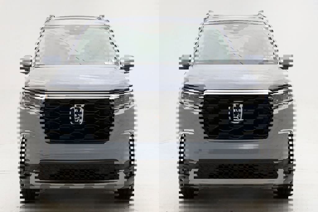 Used 2025 Honda Pilot Touring image 3