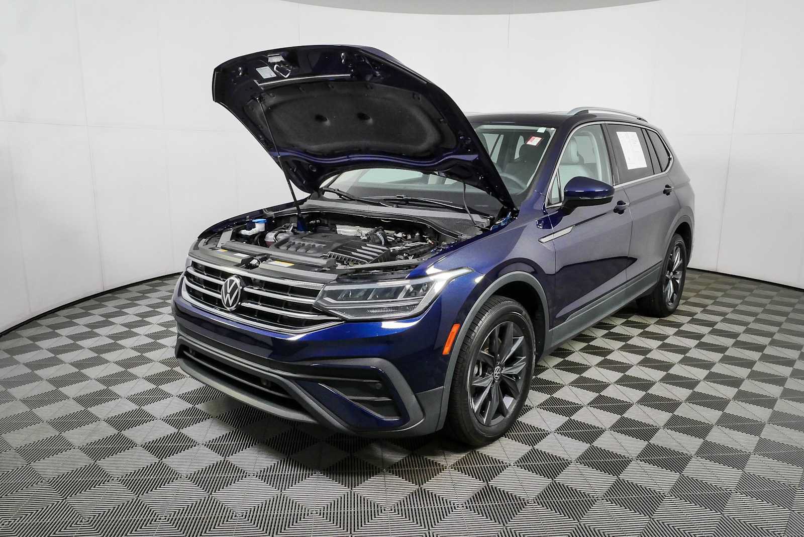 Certified 2023 Volkswagen Tiguan SE w/ Panoramic Sunroof Package FWD image 35