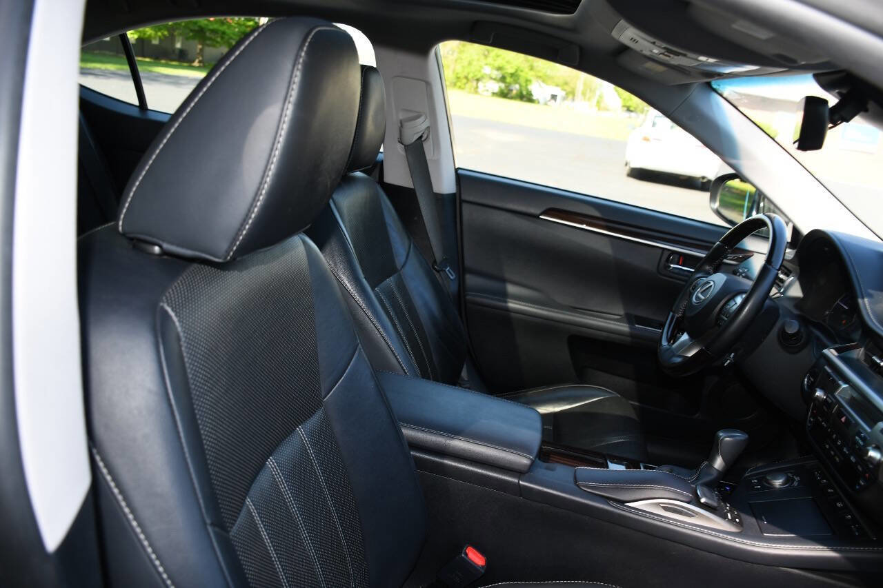 Used 2017 Lexus ES 300h w/ Luxury Package FWD image 25