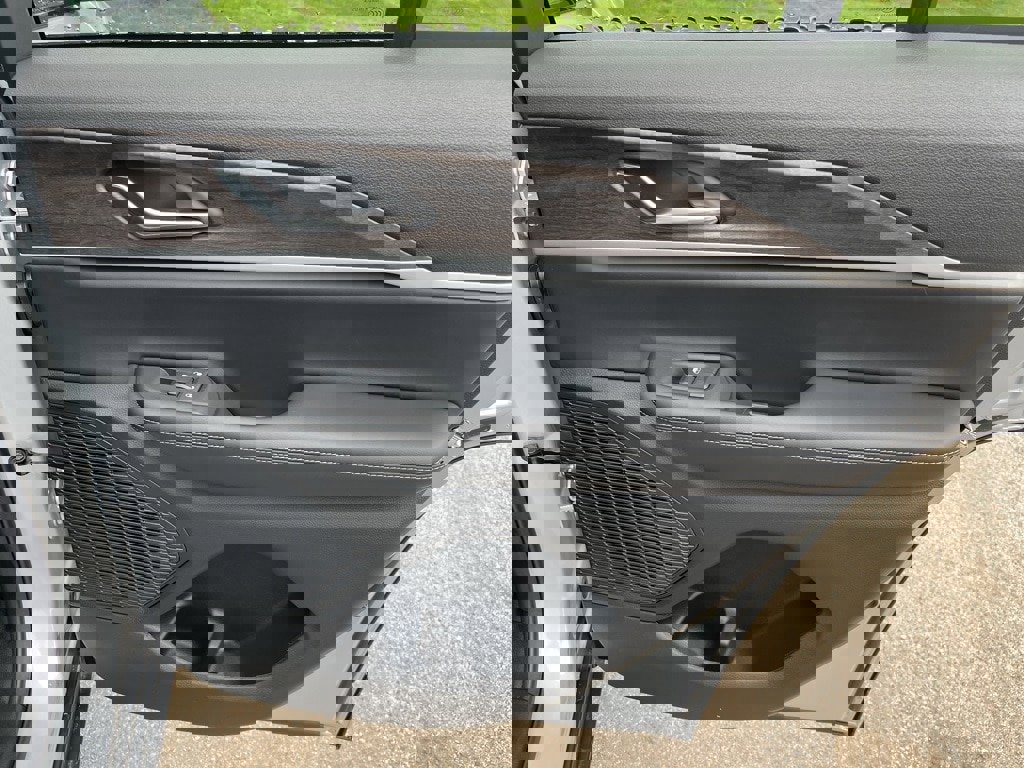 New 2025 Jeep Grand Cherokee Limited image 12