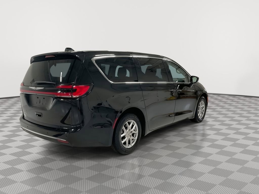 Used 2024 Chrysler Pacifica Touring-L image 11