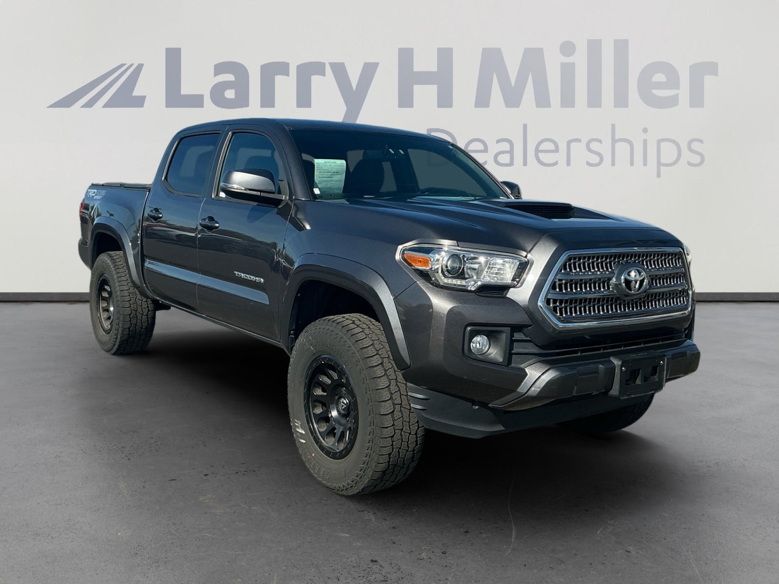 Used 2016 Toyota Tacoma TRD Sport w/ Towing Package image 7