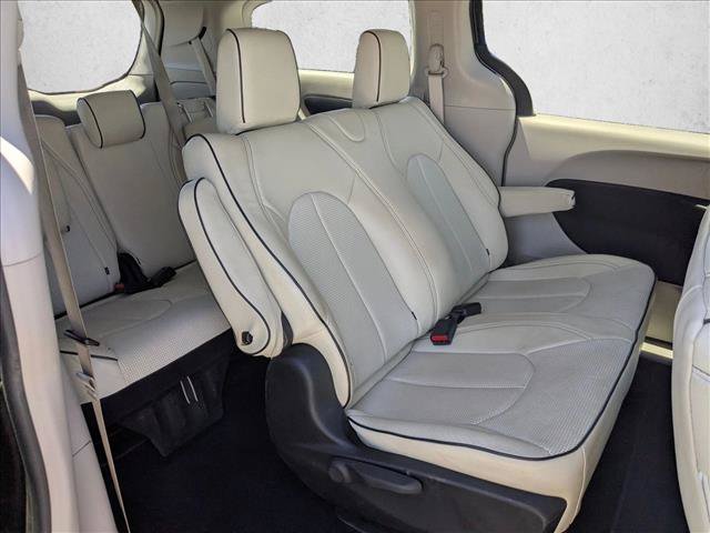 Used 2018 Chrysler Pacifica L FWD image 18