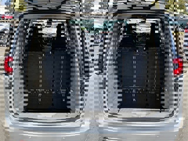 Used 2024 Chrysler Pacifica Touring-L image 28