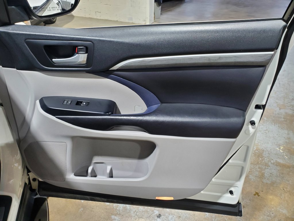 Used 2017 Toyota Highlander Limited FWD image 17