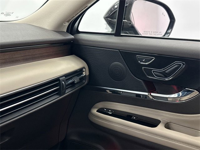 Used 2023 Lincoln Corsair Reserve image 31