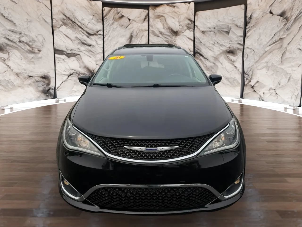Used 2020 Chrysler Pacifica Touring-L FWD image 2