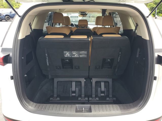 Used 2023 Kia Carnival LX FWD image 8
