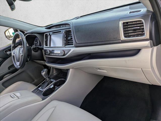 Used 2019 Toyota Highlander XLE image 25