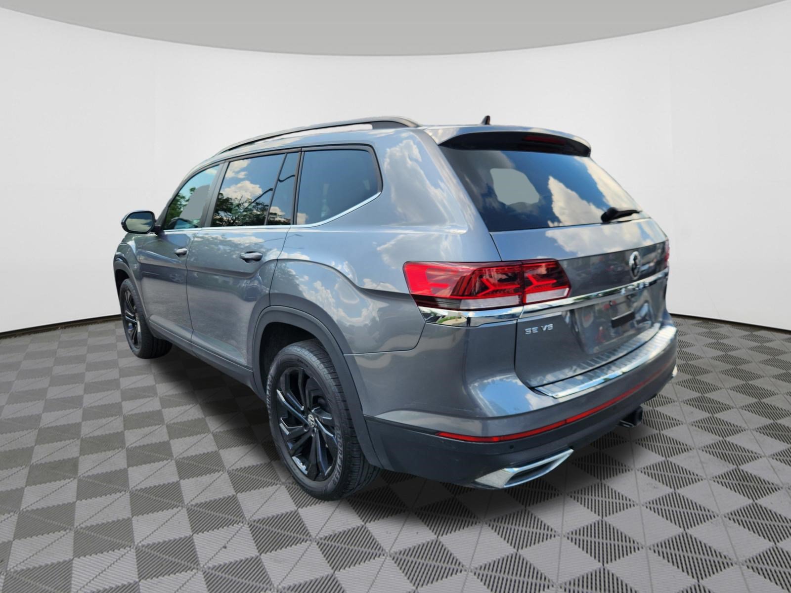 Certified 2023 Volkswagen Atlas SE w/ Black Wheel Package AWD/4WD image 3