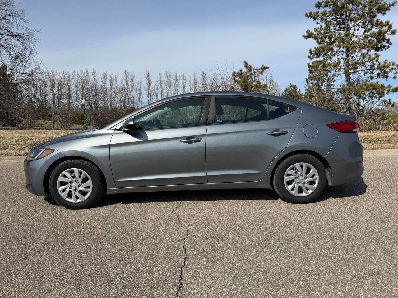 Used 2018 Hyundai Elantra SE image 2