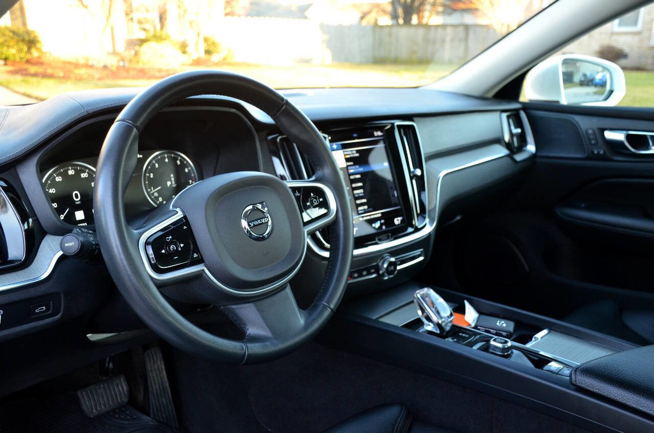 Used 2022 Volvo S60 B5 Inscription image 29